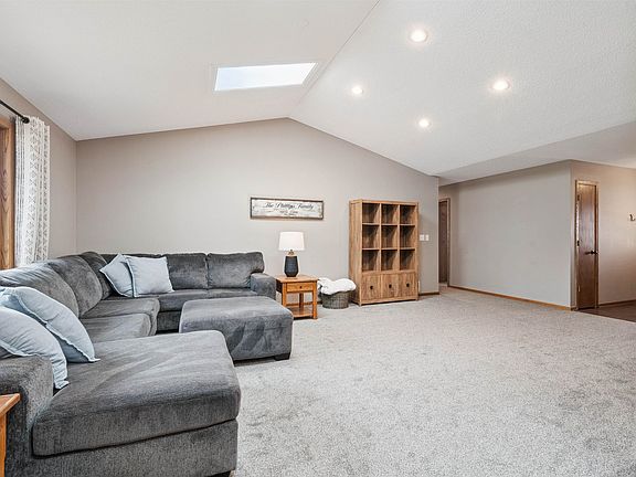 4th image of 510 Maple Ridge St