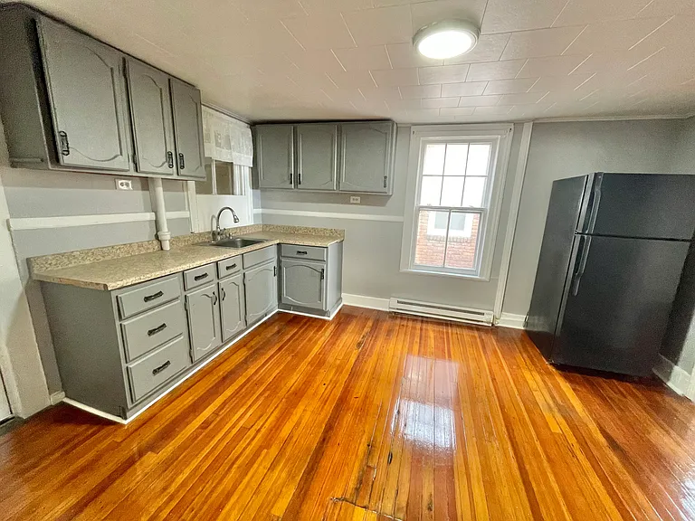 142 Paine St #1 — Photo 5
