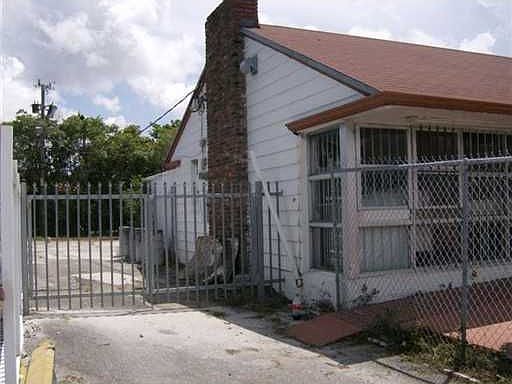 2nd image of 930 NE 79th St