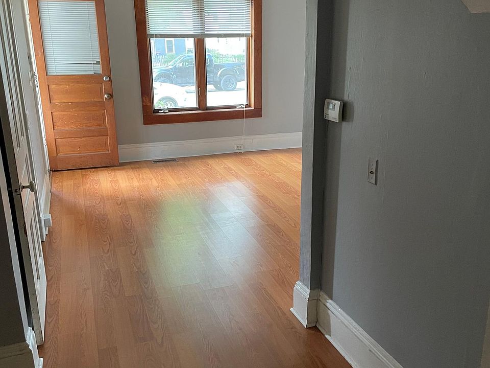 1st image of 607 Crescent St NE