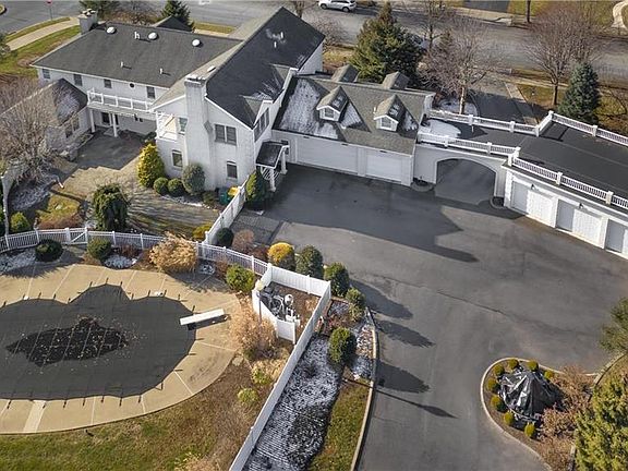 2nd image of 3201 Rocky Ln