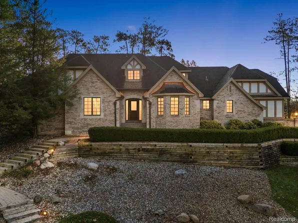 1753 Berwick Ct, Lake Orion, MI 48362