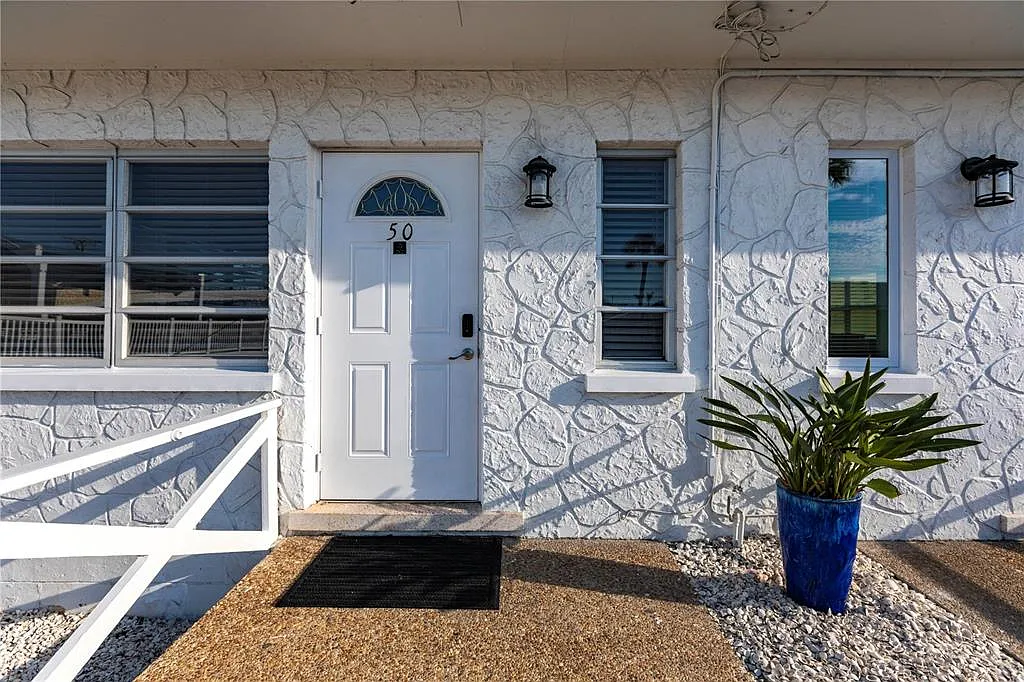 2 bed, 1.5 bath, 834 sqft, $8,370 — Photo 1
