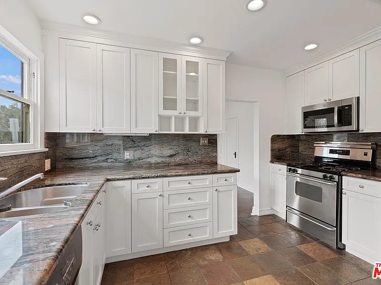 228 Rennie Ave — Photo 12