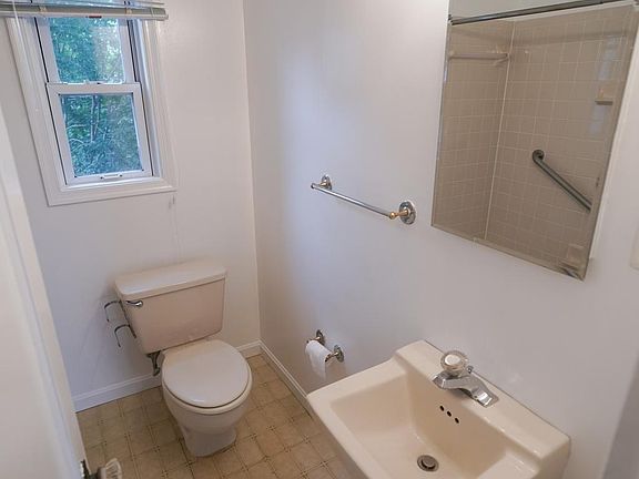 4th image of 826 S Highland St