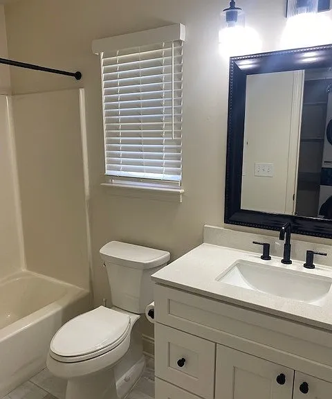 2437 Laburnum Ave — Photo 16