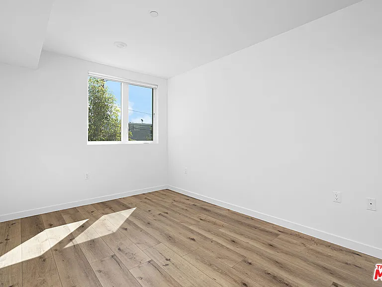 5229 Willowcrest Ave #307 — Photo 17