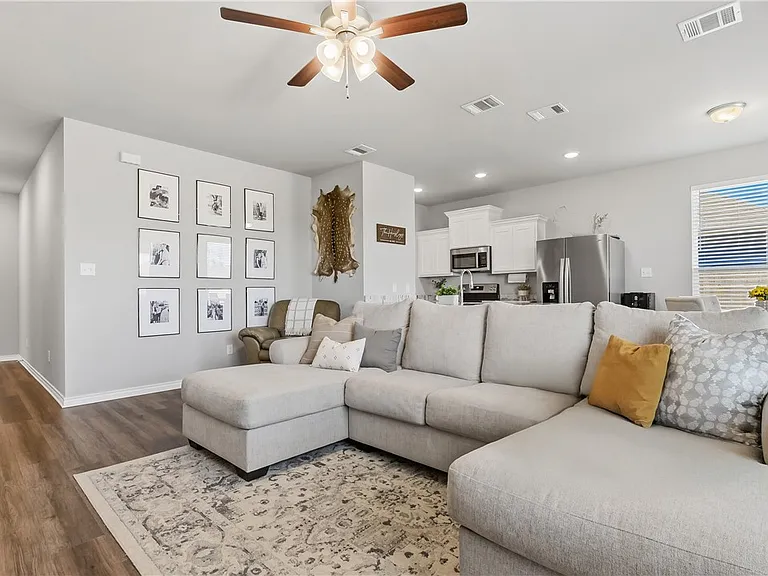 2420 Lightfoot Ln — Photo 10