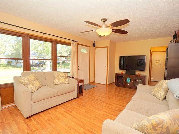 5th image of 38 Jesella Dr W