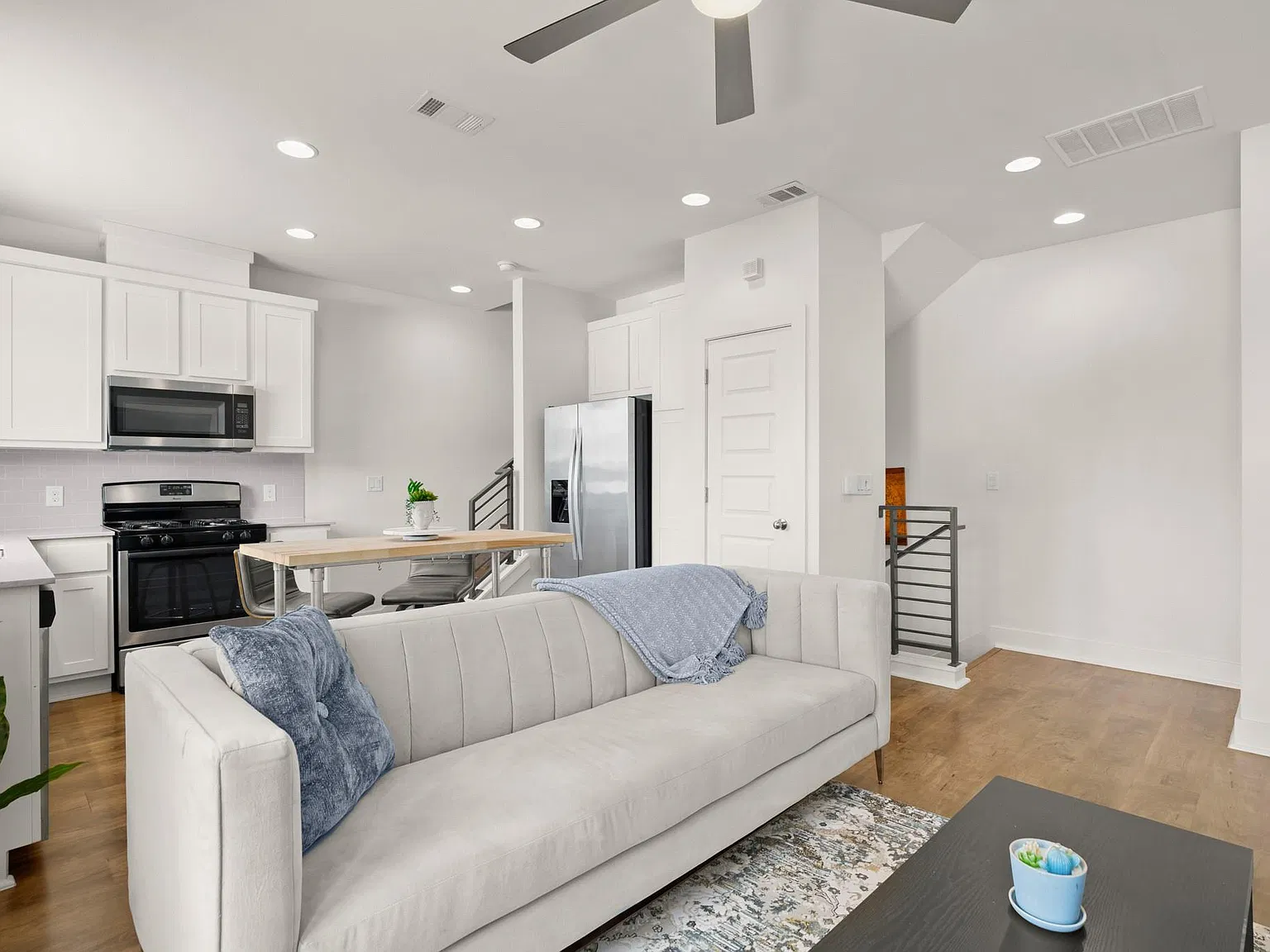 1 bed, 1.5 bath, 996 sqft, $2,000 — Photo 3