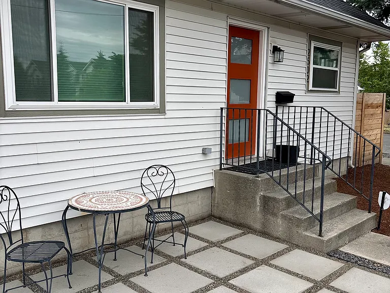 N Cochran St — Photo 3