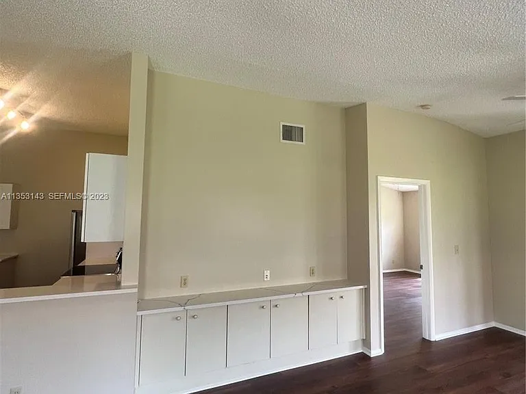 2306 Maplewood Dr — Photo 5