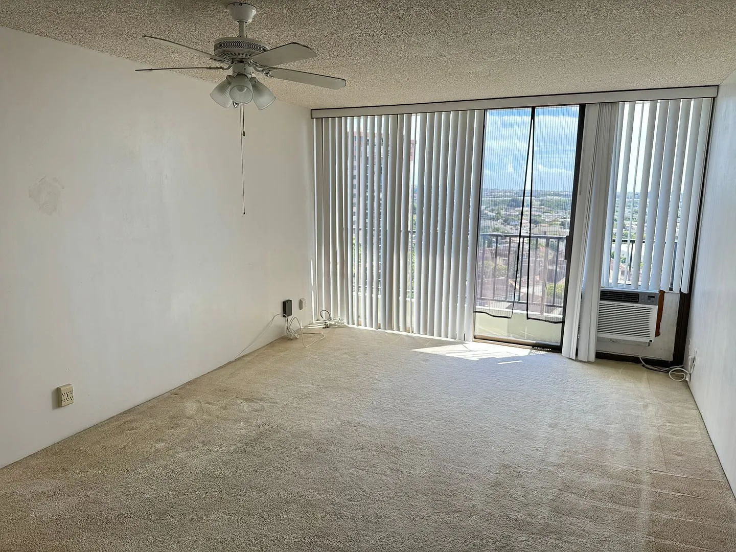 1 BD / 1 BA Apartment in Pearl Regency! — Photo 2
