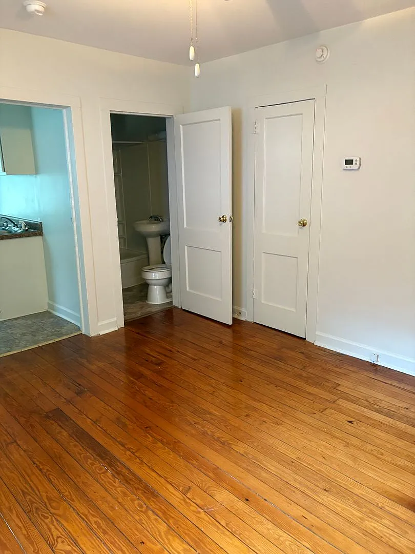 Newer windows, hardwood floors, a big pantry and 9th Street a short walk away. — Photo 4