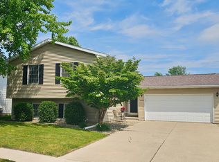 2828 Rocksbury Dr, Bloomington, IL 61705