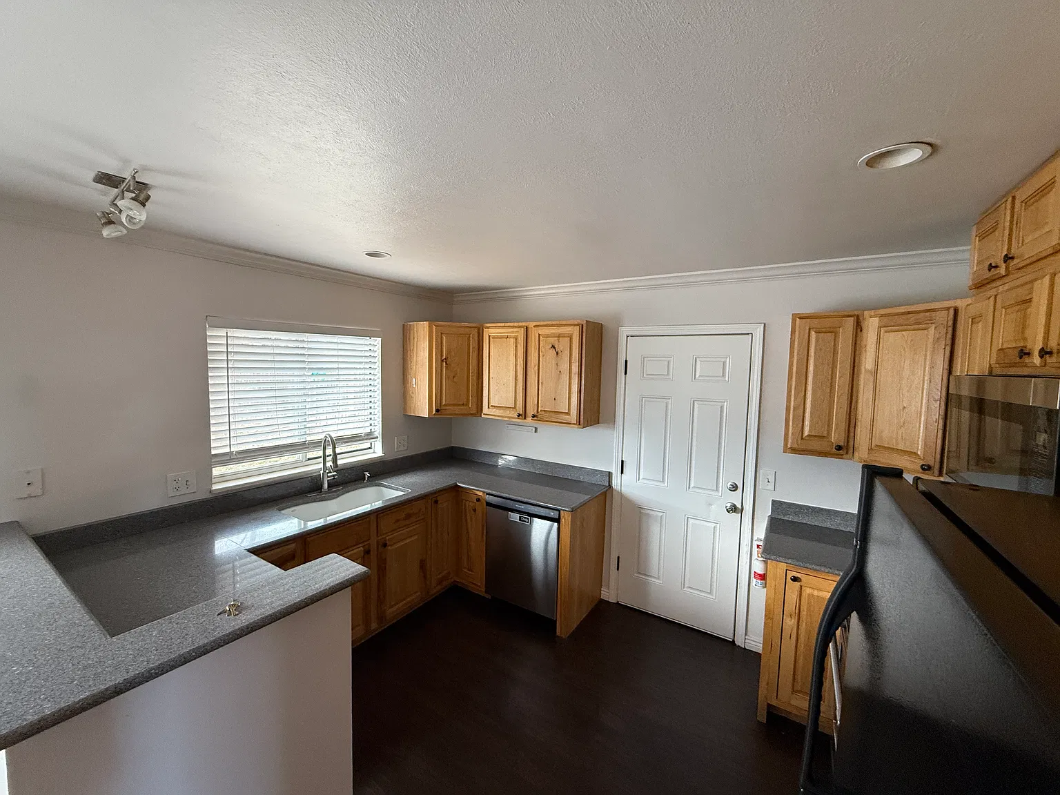 100 W Beacon Hill Dr — Photo 3