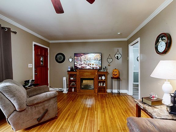3rd image of 166 E Regent Dr