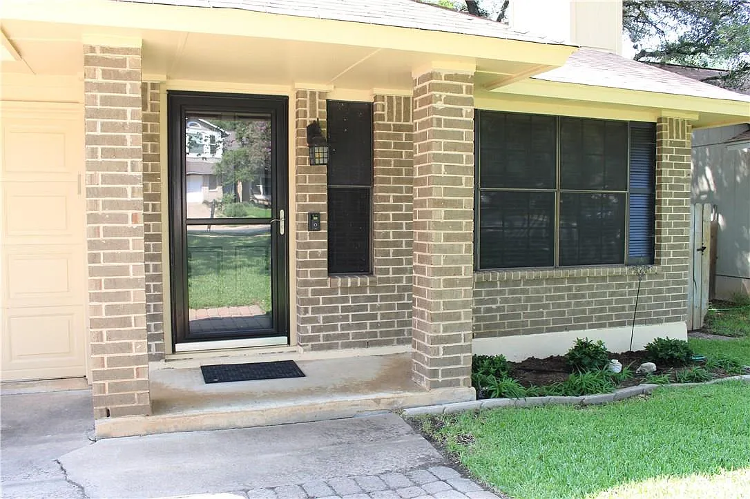 3 bed, 2.0 bath, 1473 sqft, $2,100 — Photo 2