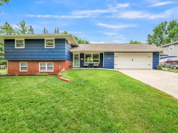 2505 Jackson Cir, Spirit Lake, IA 51360