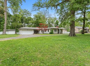 9120 Lake Rd, Grosse Ile, MI 48138