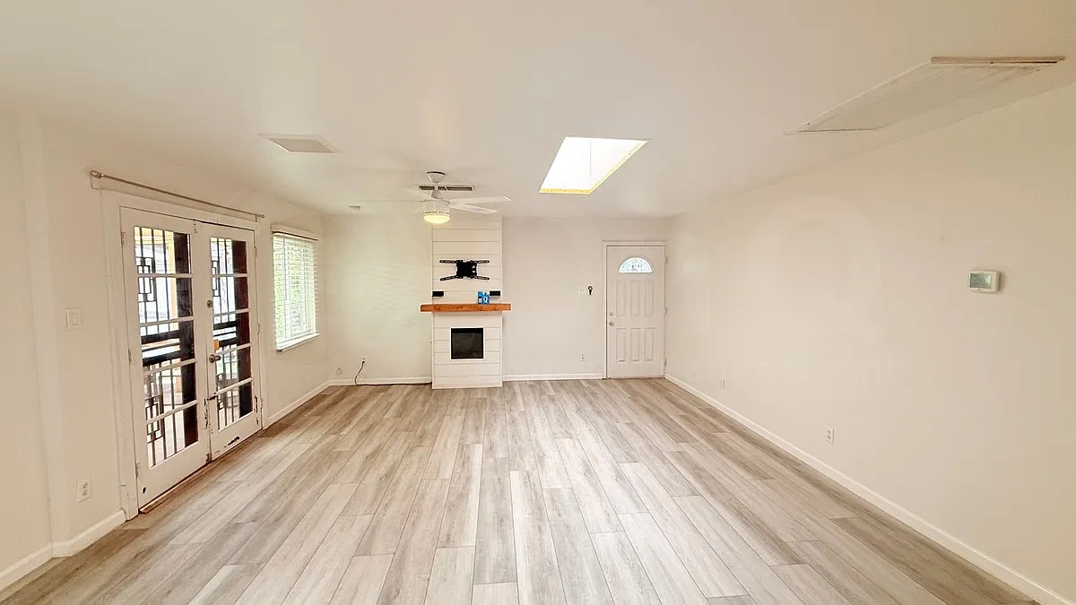 3 bed, 2.0 bath, 1320 sqft, $2,085 — Photo 2
