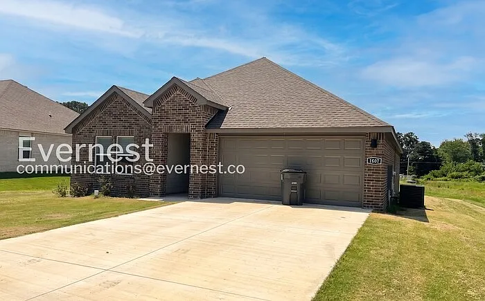 1607 Ridgefield Cir — Photo 2