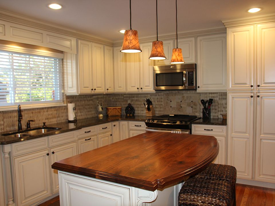 1st image of 9440 Oakwood Manor Ln