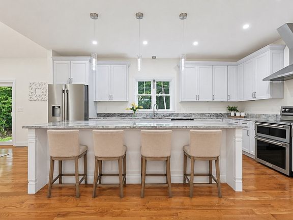 3rd image of 16 Ledge Hill Ln
