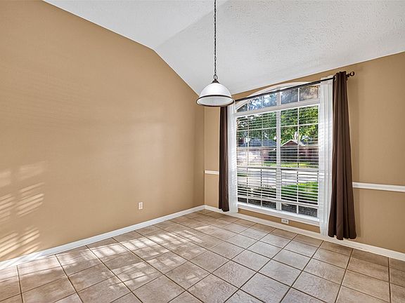 5th image of 827 N Wellsford Dr