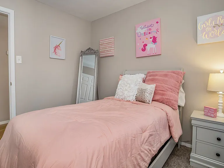 Del Lago Apartments — Photo 9