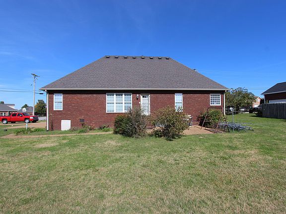 4th image of 303 Fernwood Ln