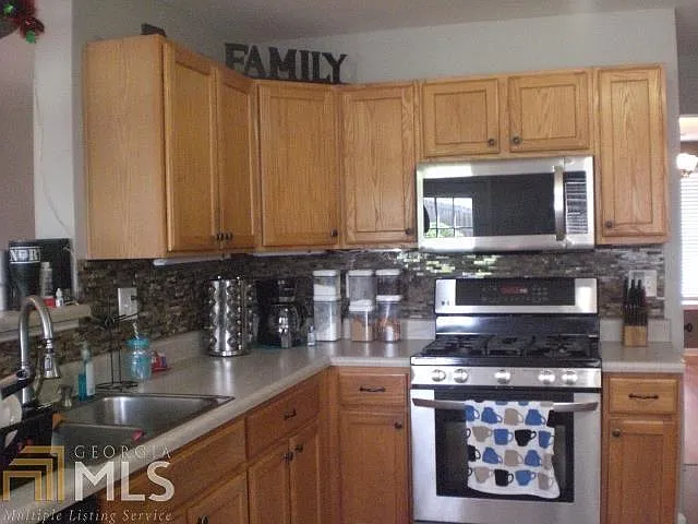 4 bed, 2.5 bath, 2711 sqft, $2,400 — Photo 2