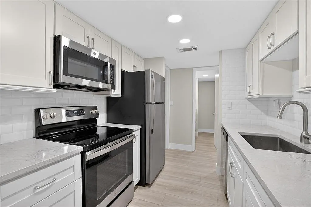2 bed, 2.0 bath, 1050 sqft, $2,200 — Photo 2