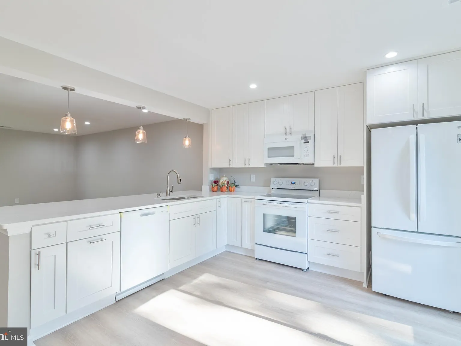3 bed, 2.5 bath, 1428 sqft, $3,500 — Photo 3
