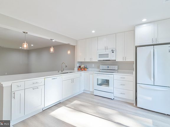 3rd image of 8748 Ridge Hollow Ct