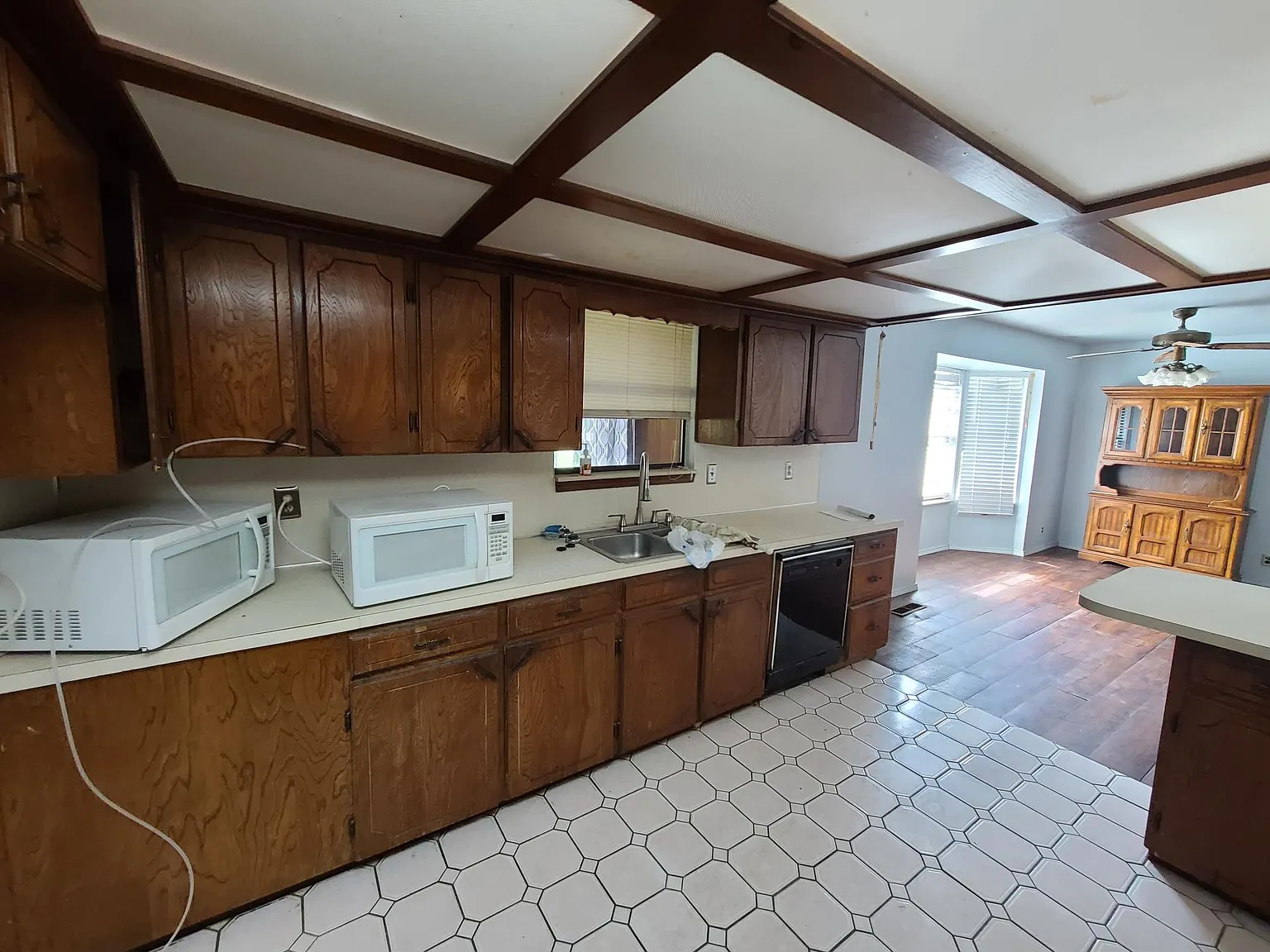 3 bed, 2.5 bath, 3000 sqft, $2,500 — Photo 2