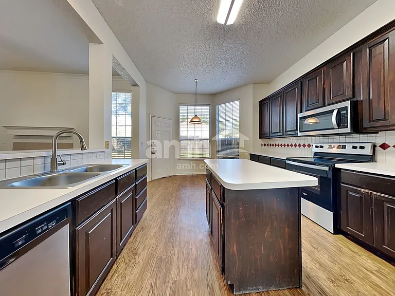 601 Ridgemont Dr — Photo 4