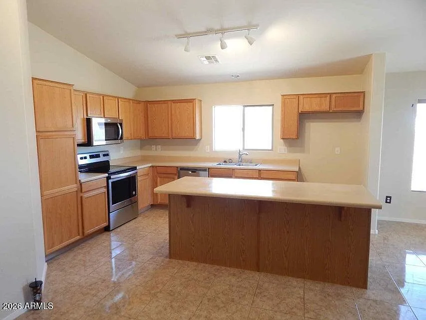 4 bed, 2.0 bath, 1615 sqft, $1,900 — Photo 3