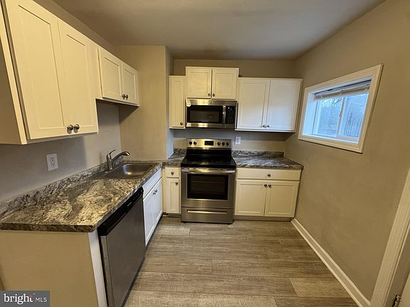 4th image of 3920 Main St #A