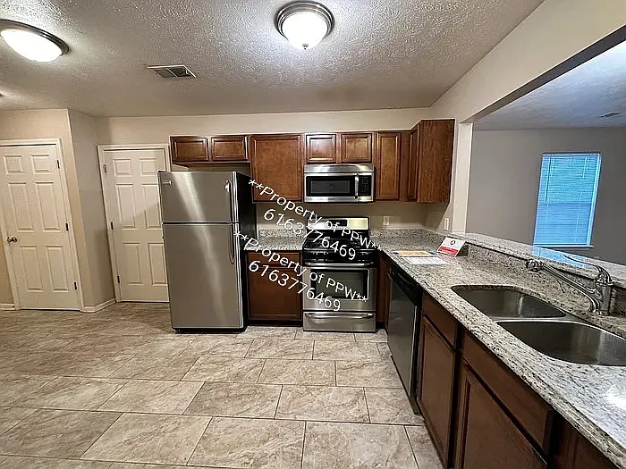 3 bed, 2.5 bath, 1660 sqft, $2,299 — Photo 4