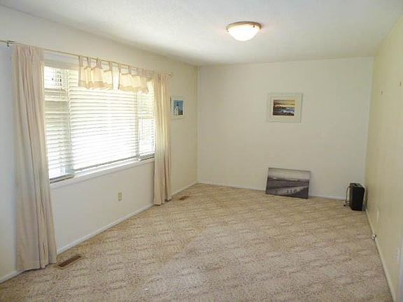 4th image of 8 Loch Lomond Dr