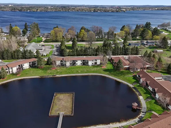 221 Wildwood Dr, Cadillac, MI 49601