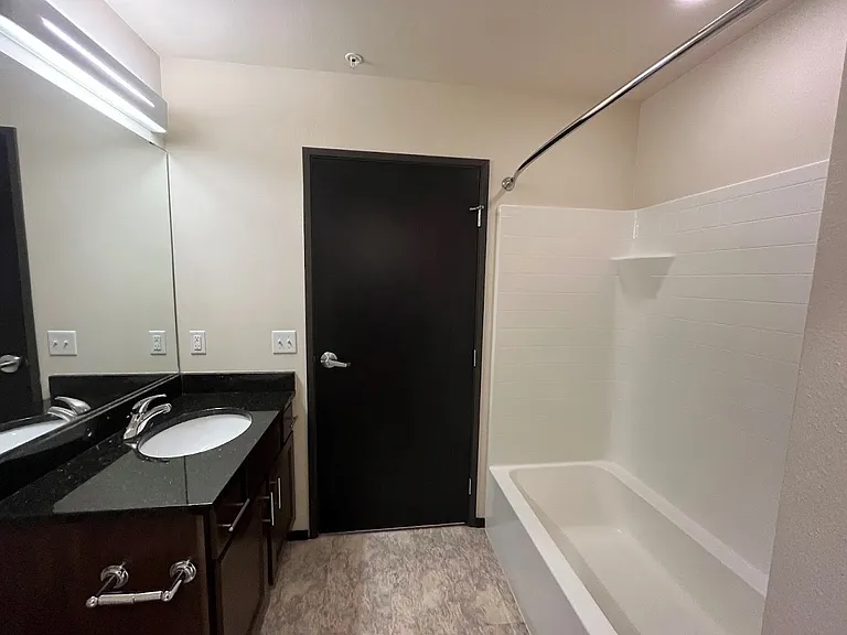 Galaxie High Rise Apartments — Photo 10