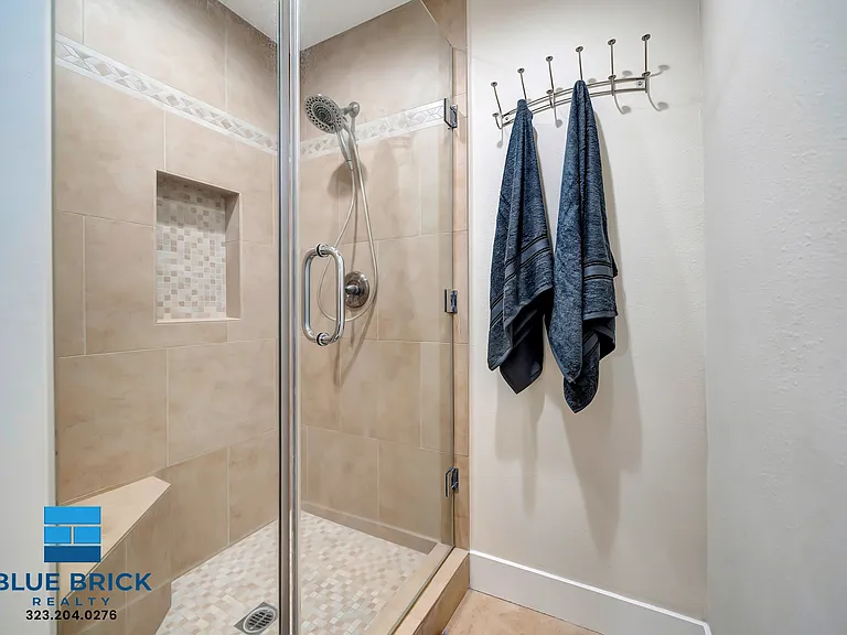 5843 Vanalden Ave — Photo 12