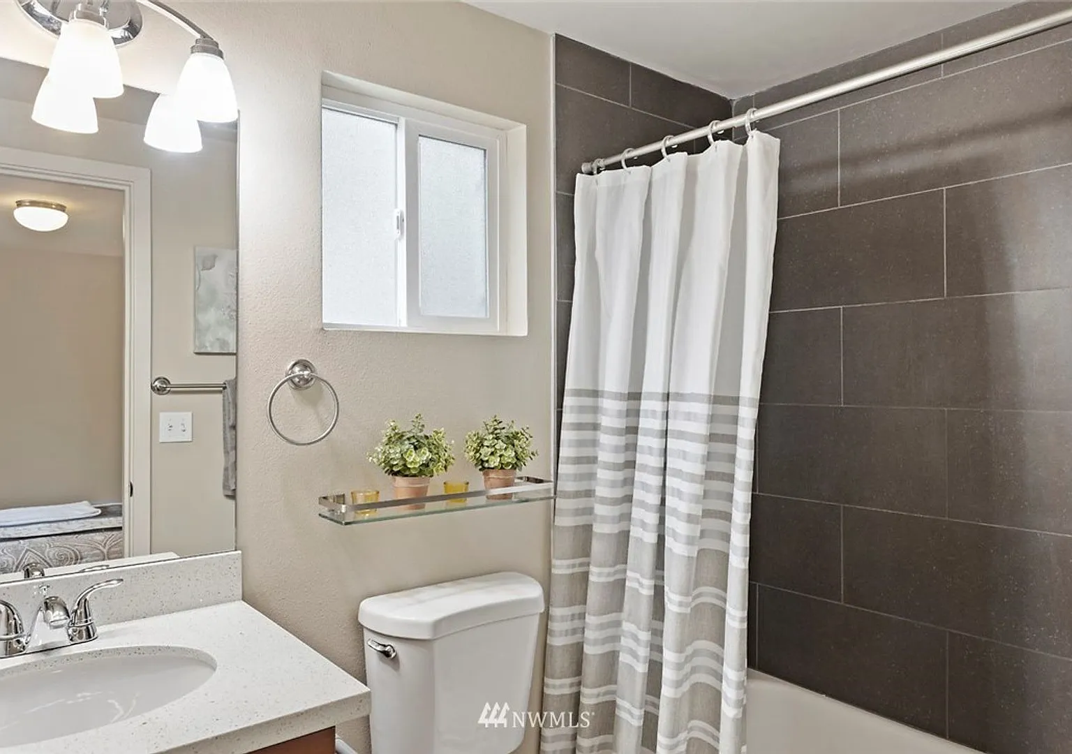 3Bd/2Ba Seattle Home — Photo 4