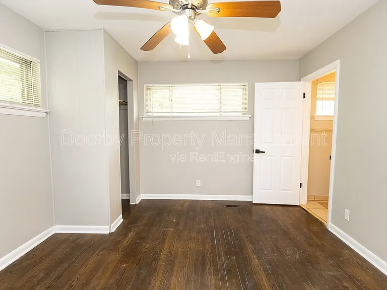 1127 Clermont Dr — Photo 8