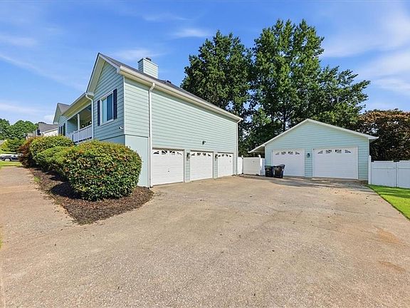 5th image of 34 Hickory Leaf Ln
