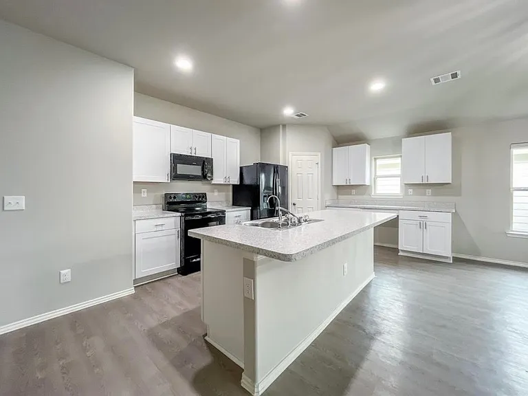 626 E Fairway Lake Dr — Photo 2