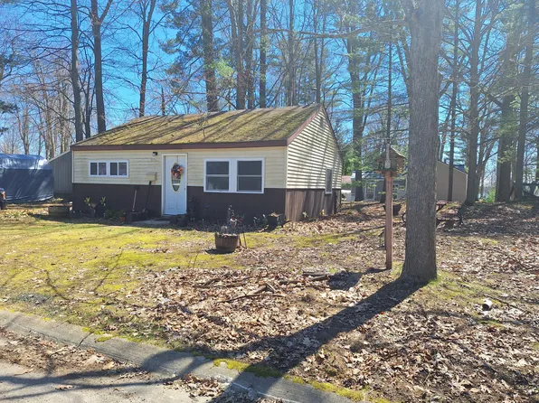 2415 Mohawk Dr, Cadillac, MI 49601