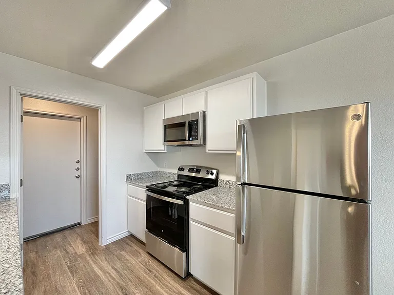 1708 Castroville Trl — Photo 35